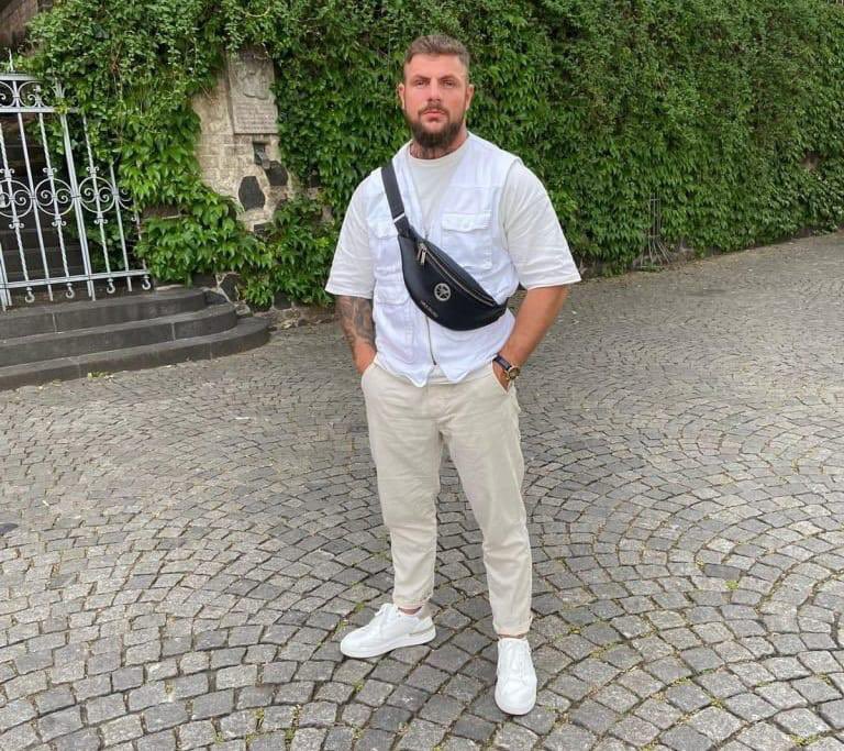 UeDemircan's tweet photo. Cehennem meleklerinin bir çok suikastında etkin rol oynayan “Toblerone” lakaplı tetikçi Marco C., İstanbul’da yakalandı. 

 Marco C., 3 yıl önce sokak ortasında öldürülen Eren Y. cinayetiyle ilgili aranıyordu. 

#cehennemmelekleri #almanya #köln #bremen #infaz #cinayet #hellsangels