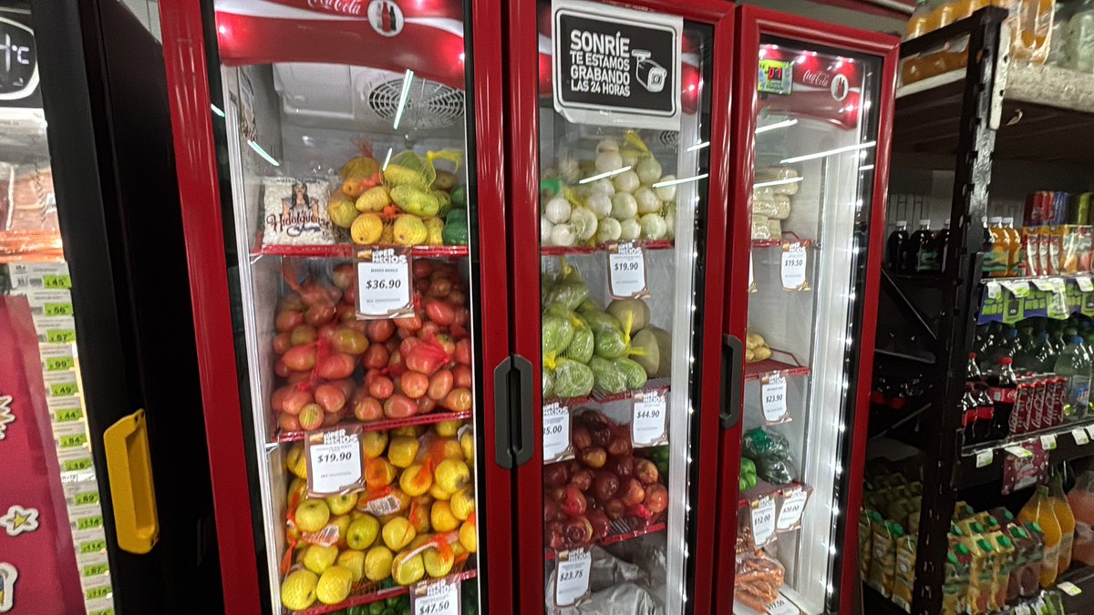 bgb_bryan's tweet photo. Hoy fui a @TUSUPERISSSTE y encontré súper precios en frutas y verduras para la despensa de la semana. 

¡A solo 19.90 el kilo de jitomate! 🍅 

Aprovechen y vayan a su tienda más cercana. 

DIRECTORIO DE TIENDAS: https://t.co/jcoE7XA3hE https://t.co/8yVrTaIkjX