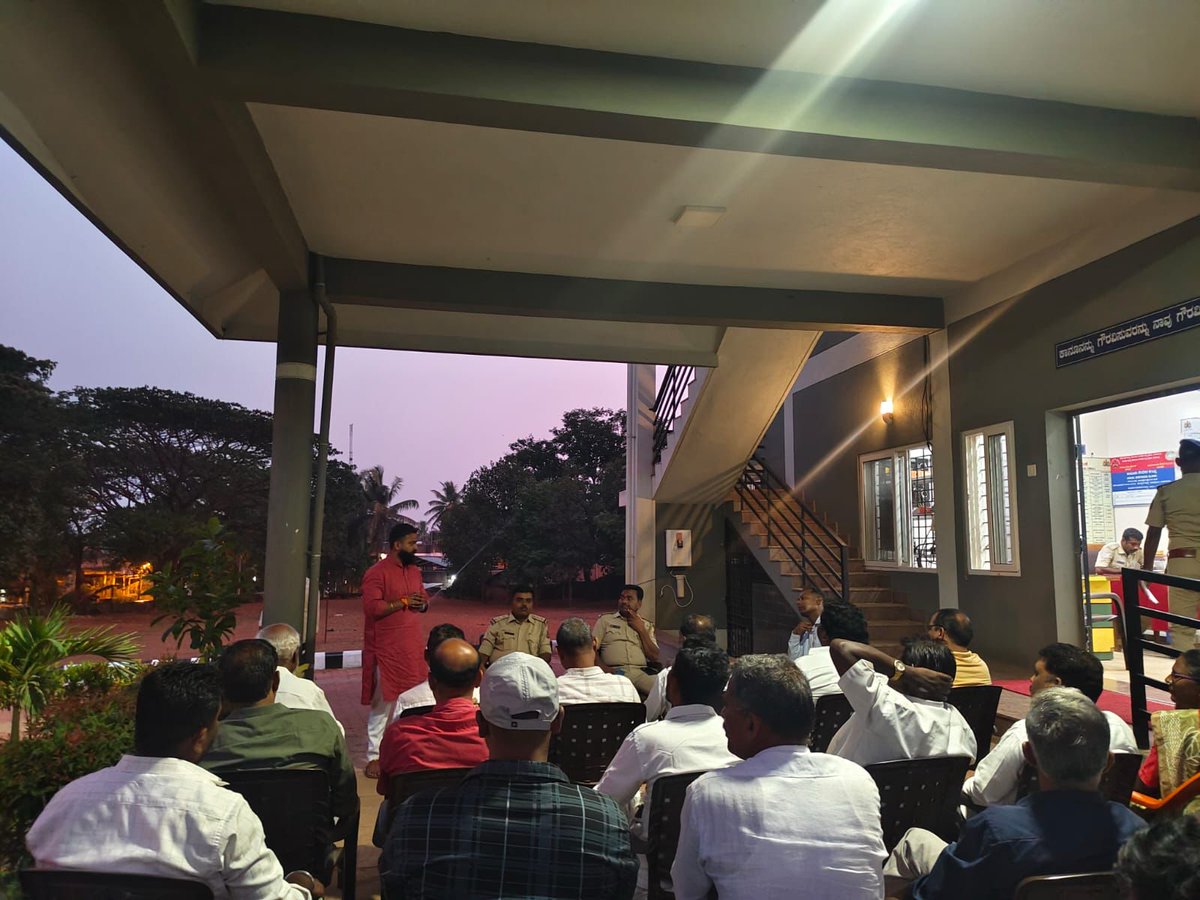 Anjan94150697's tweet image. KARNATAKA POLITICAL BREAKING:

#WATCH: "Peace committee or rowdy placement cell?"

BELAGAVI HAS REACHED A NEW LOW:

📌 Pandit Ogale, a BJP rowdy‑sheeter with a decade‑old record of stoking communal tension is given the mic, while the SP hides behind "procedure". If this is law