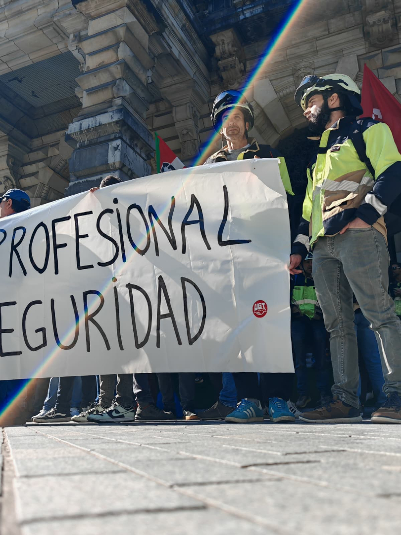 UGT_SP_EUSKADI's tweet photo. #UGTJunto a los bomberos de Bizkaia por un convenio digno. https://t.co/v0jhmFSaIV 👉 *Comparte* 💪: https://t.co/zVJ7v3WOQD https://t.co/6uqYaxi2PB