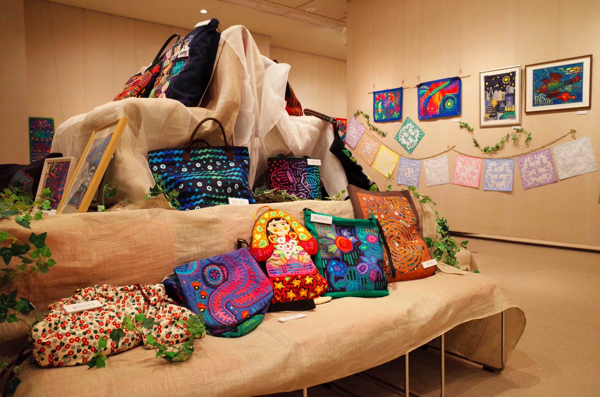akademeiahall's tweet photo. ＼鮮やかなカリブの飾り布 モラ展 開催中／
パナマ民族の手芸で布と布とを重ねて縫い合わせたり、花や蝶、風景など絵画のように縫う手芸作品です✨
色鮮やかで繊細な作品が140点以上展示されていて圧倒されます😲😲😲

〔会期〕
～4月18日(土)まで

お見逃しなく❕❕❕ https://t.co/iGsFt5SQGm