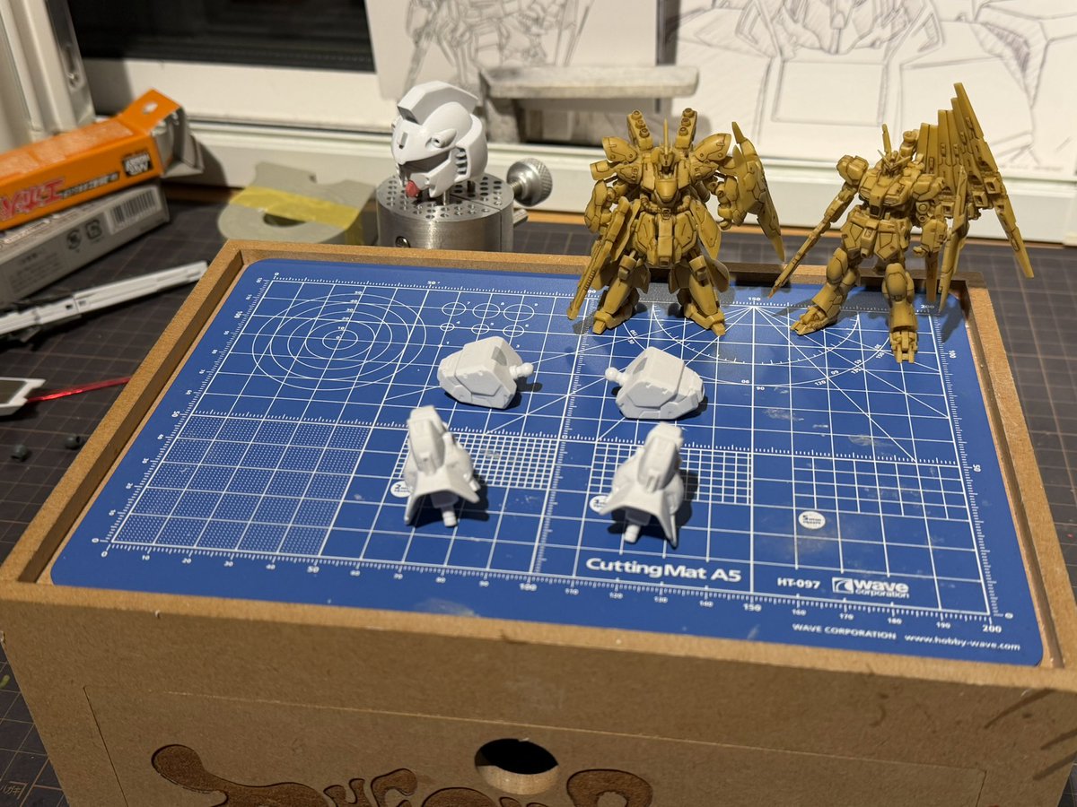 BB戦士ffνガンダム進捗
肉抜き穴はプラ板＋エポパテで埋め🔥古いパテで不安だったけど何とか形に😅
硬化待ち中は合わせ目処理やスジボリ彫り直しをコツコツ
地味作業こそ完成度に直結👍

#ガンプラ #νガンダム #SDガンダム #模型好きと繋がりたい