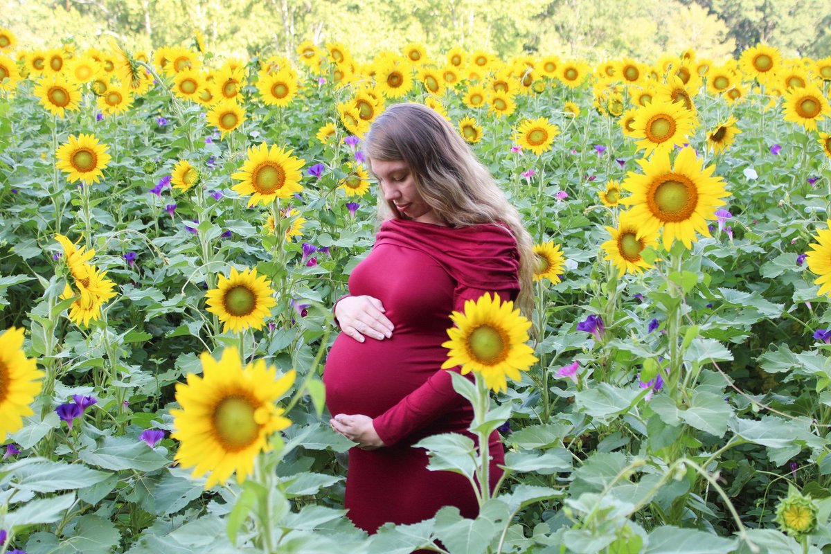 Hopie_x0's tweet photo. Bringing back my maternity pictures bc I loved them so much. #MaternityThrowback #Throwback #BeforeBaby #MomLife #Motherhood #SunflowerField #GoldenHour #BabyBumpThrowback https://t.co/zODTgT6GP2