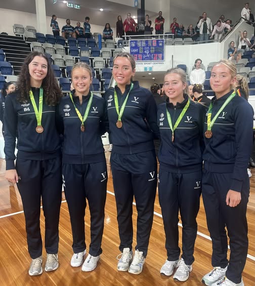 APS_Sport's tweet image. Congrats to our 7 @APS_Sport Reps &amp;amp; Alumnae that represented @netballvic in 17&amp;amp;U &amp;amp; 19&amp;amp;U teams participating in the @NetballAust Nat Champs in Melb on 9-15 April 2026

Both teams came away with the Bronze🥉medal which were terrific results!

Congrats Girls!💪👏👏👏

#apssport #APS