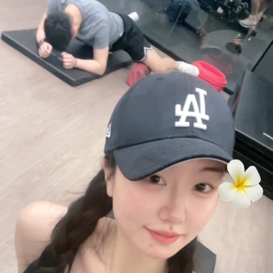 jluvbabe7's tweet photo. 운동 ��키려고 끌고 나온 참된 여친 https://t.co/rewk7Gih5W