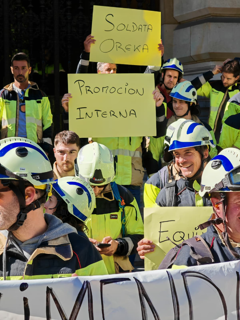 UGT_SP_EUSKADI's tweet photo. #UGTJunto a los bomberos de Bizkaia por un convenio digno. https://t.co/v0jhmFSaIV 👉 *Comparte* 💪: https://t.co/zVJ7v3WOQD https://t.co/6uqYaxi2PB