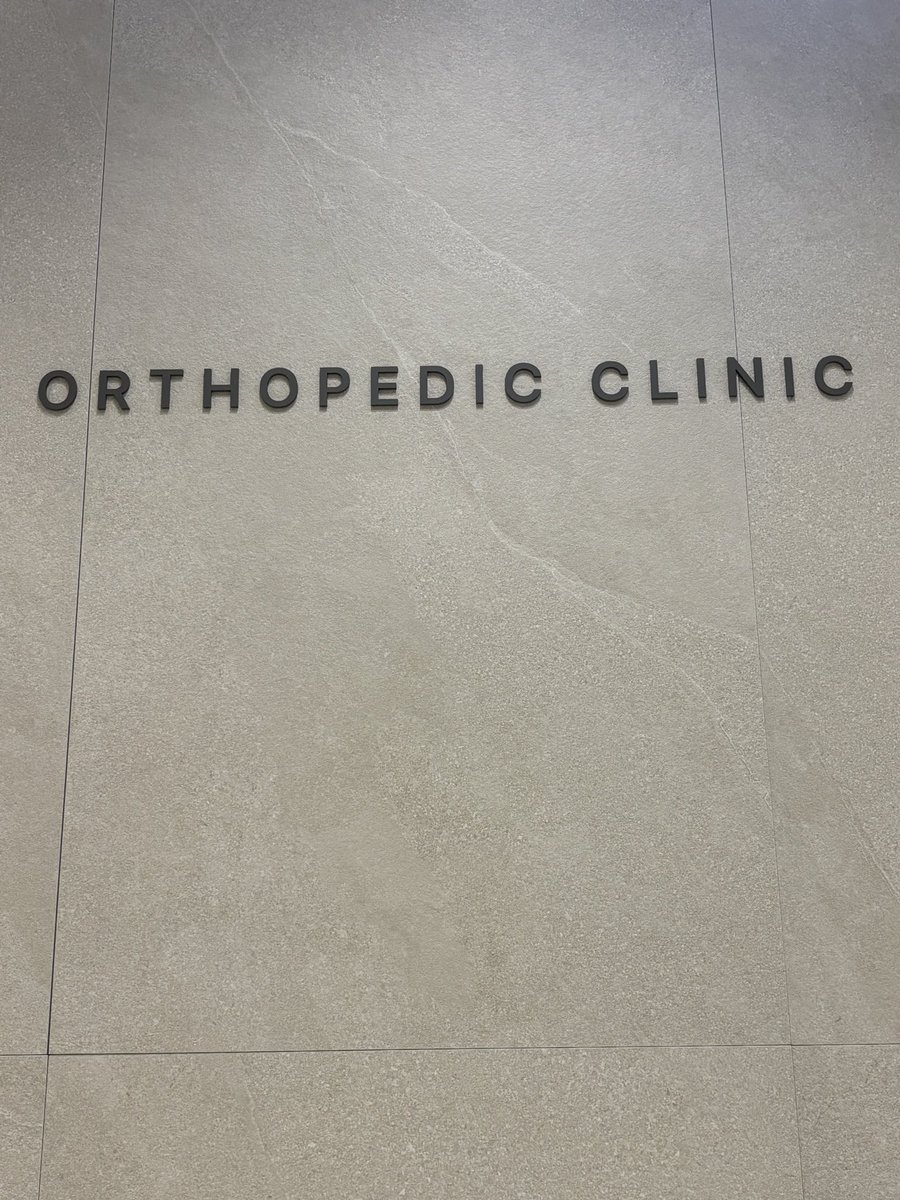 발등에 체외충격파 치료 받는다. 

예전에, 스키 타다 어깨 다쳤을 때 받아보고,
얼마나 아프던 지…
안 하면 안 되냐니까..
원장 님이 웃는다 ㅋㅋ

얼른 달리고 싶어 내 발로 왔는데,
엥? 생각보다 덜 아프다. 

15, 6 년 보다는 기술이 마니 좋아진거냐?