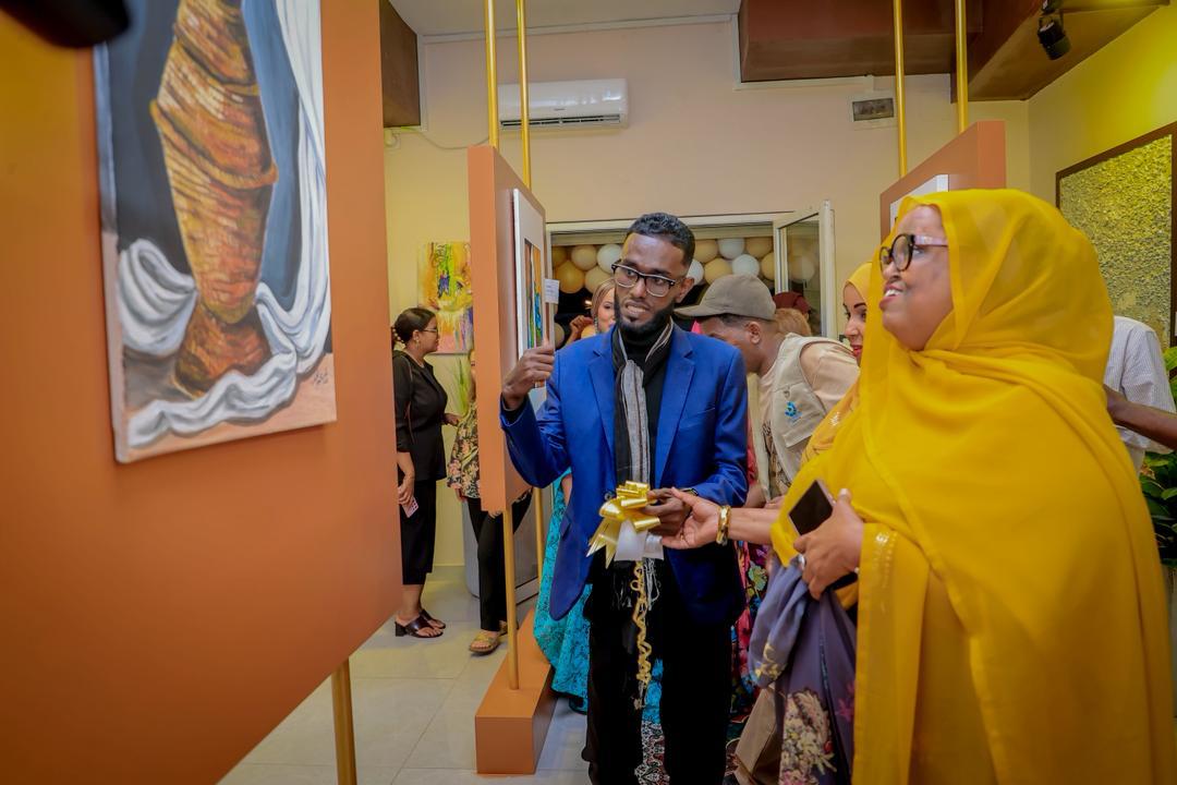 hibo_dr's tweet image. #Art plastique et #ICC : encore un pas en avant ! Plaisir d'avoir procédé à l'inauguration de la première galerie d'art privée de Dek Moussa Gafaneh, le fils du grand humoriste Gafaneh ! Toutes nos félicitations à ce brillant jeune artiste ! 
#Jeunesse_créativité #Entrepreneuriat