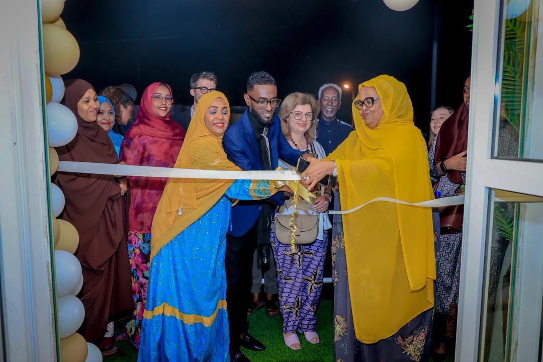 hibo_dr's tweet image. #Art plastique et #ICC : encore un pas en avant ! Plaisir d'avoir procédé à l'inauguration de la première galerie d'art privée de Dek Moussa Gafaneh, le fils du grand humoriste Gafaneh ! Toutes nos félicitations à ce brillant jeune artiste ! 
#Jeunesse_créativité #Entrepreneuriat