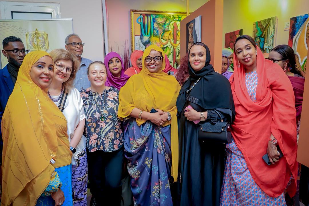 hibo_dr's tweet image. #Art plastique et #ICC : encore un pas en avant ! Plaisir d'avoir procédé à l'inauguration de la première galerie d'art privée de Dek Moussa Gafaneh, le fils du grand humoriste Gafaneh ! Toutes nos félicitations à ce brillant jeune artiste ! 
#Jeunesse_créativité #Entrepreneuriat