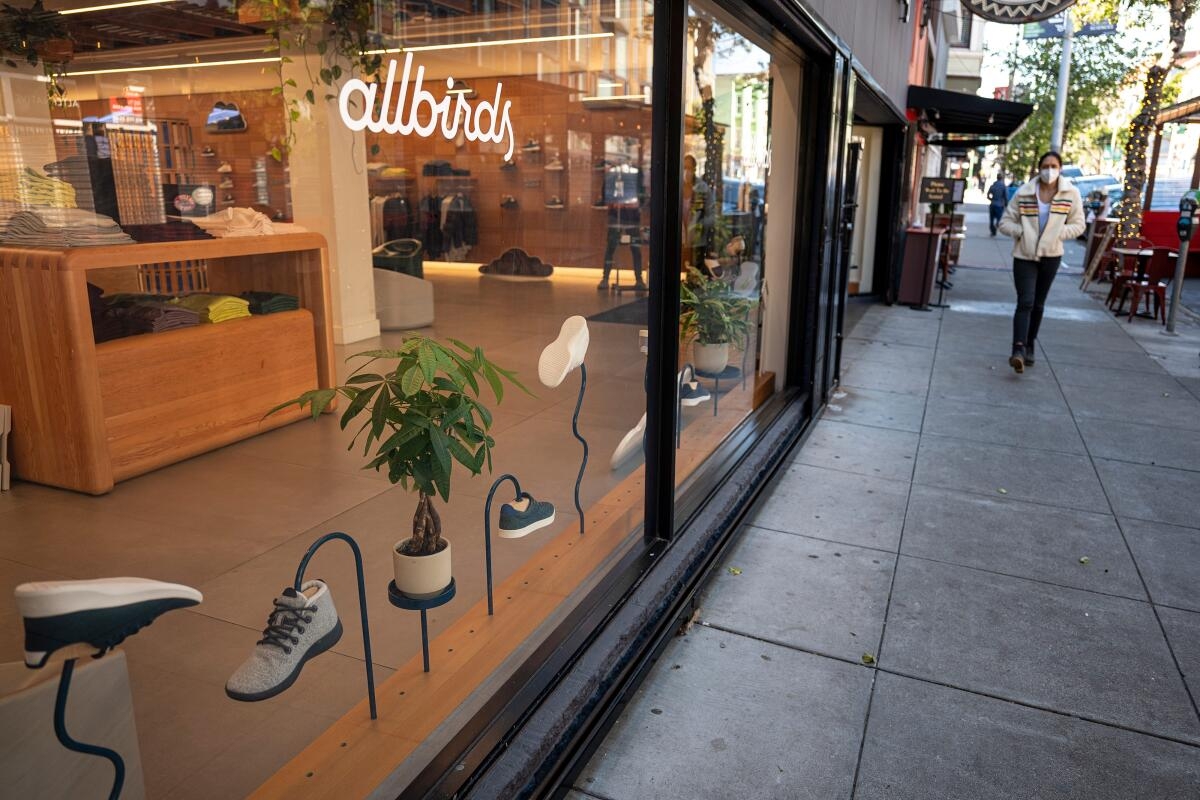 KeytaLoftin's tweet image. ⚠️ Allbirds Surges 600%: AI Transformation or “AI Washing”?
Allbirds
👉 Announced a pivot to AI infrastructure
👉 Rebranded as NewBird AI
👉 Stock skyrocketed in the short term: +600%But the market is starting to show clear divergence 👇
🧠 Industry Warning #1: “AI Washing”Matt