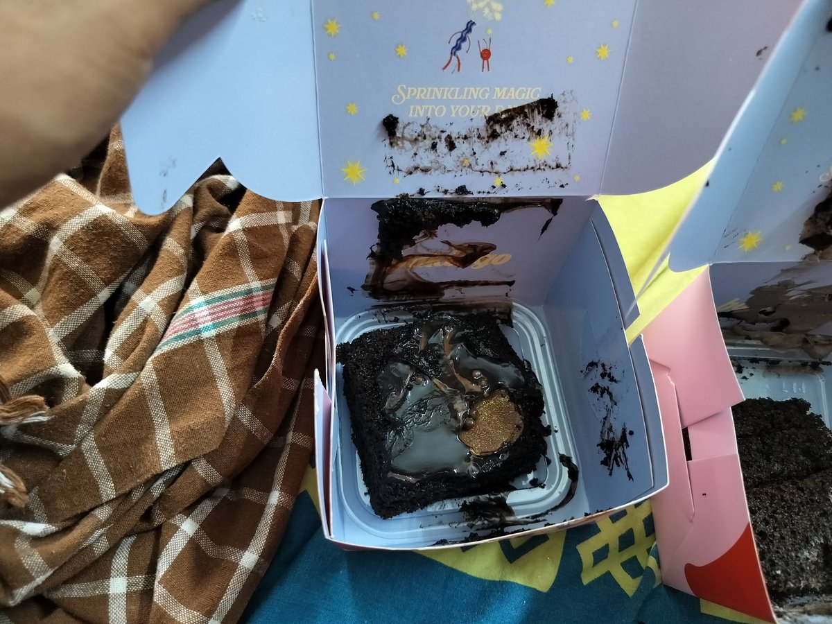 5ivstarsnatcher's tweet image. Had a pathetic experience with @Swiggy. I ordered some pastries (Order id: 235282021411498) &amp;amp; firstly they delayed my order by half an hour &amp;amp; on top of that they delivered me this. The support agent was pathetic &amp;amp; I ultimately had to uninstall the app #swiggy #toing #fraud