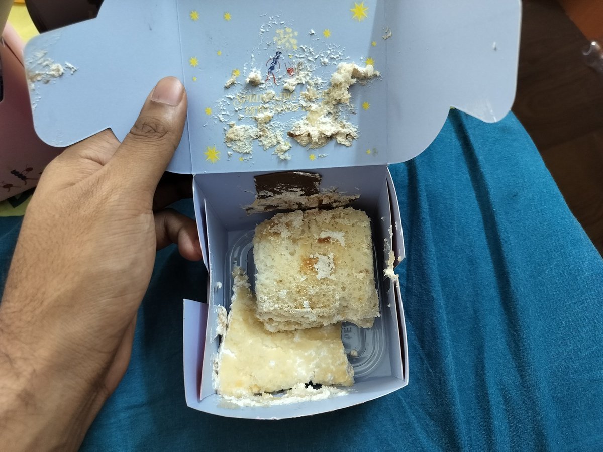 5ivstarsnatcher's tweet image. Had a pathetic experience with @Swiggy. I ordered some pastries (Order id: 235282021411498) &amp;amp; firstly they delayed my order by half an hour &amp;amp; on top of that they delivered me this. The support agent was pathetic &amp;amp; I ultimately had to uninstall the app #swiggy #toing #fraud