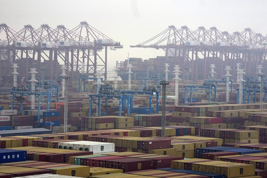 chinascio's tweet image. China's first 10,000-tonne-class pure #electric intelligent container ship, also the world's largest of its kind, launched commercial operations Wednesday, marking a new phase of green development for the country's coastal container #shipping.
english.scio.gov.cn/chinavoices/20…