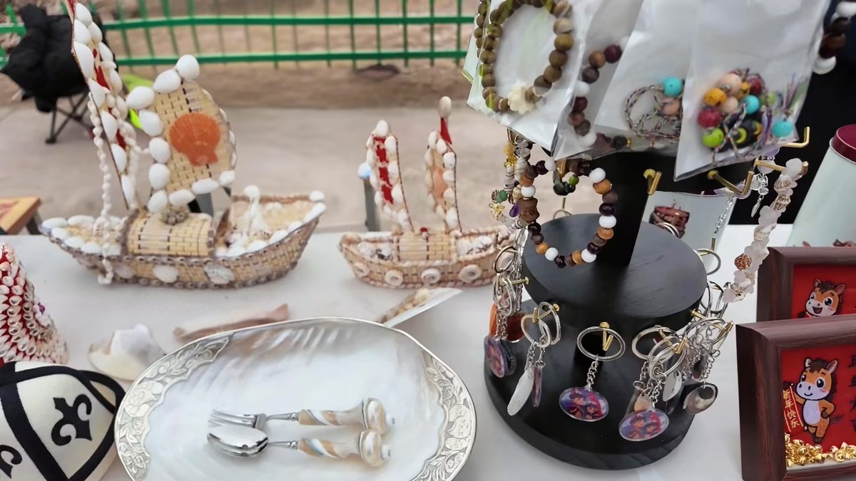 KizilsuUpdates's tweet image. At the exhibition area of the 4th cultural tourism festival themed on apricot blossoms in Wuheshalu township, Wuqia county, shell crafts with unique shapes and exquisite workmanship have attracted many visitors. #XinjiangTravel #Shells #ApricotBlossoms #Handicrafts