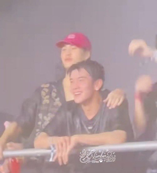 แสดงความเป็นเจ้าของทุกวินาทีเลยมั้งคะ โอบอยู่อย่าง มือนี่ไม่หลุดจากไหล่เลย ก็เข้าใจได้ว่าหมาเด้กมันน่ารักอะ เป็นนี่นี่ก็หวง ที่เจมีไนน์เคยบอกว่าเป็นคนไม่หวงของแต่หวงคน ภาพวันสงกรานต์ชัดกระแทกตาป้ามากค่ะ ว่าฮีหวงจริงๆ😳😳😳😳😳😳