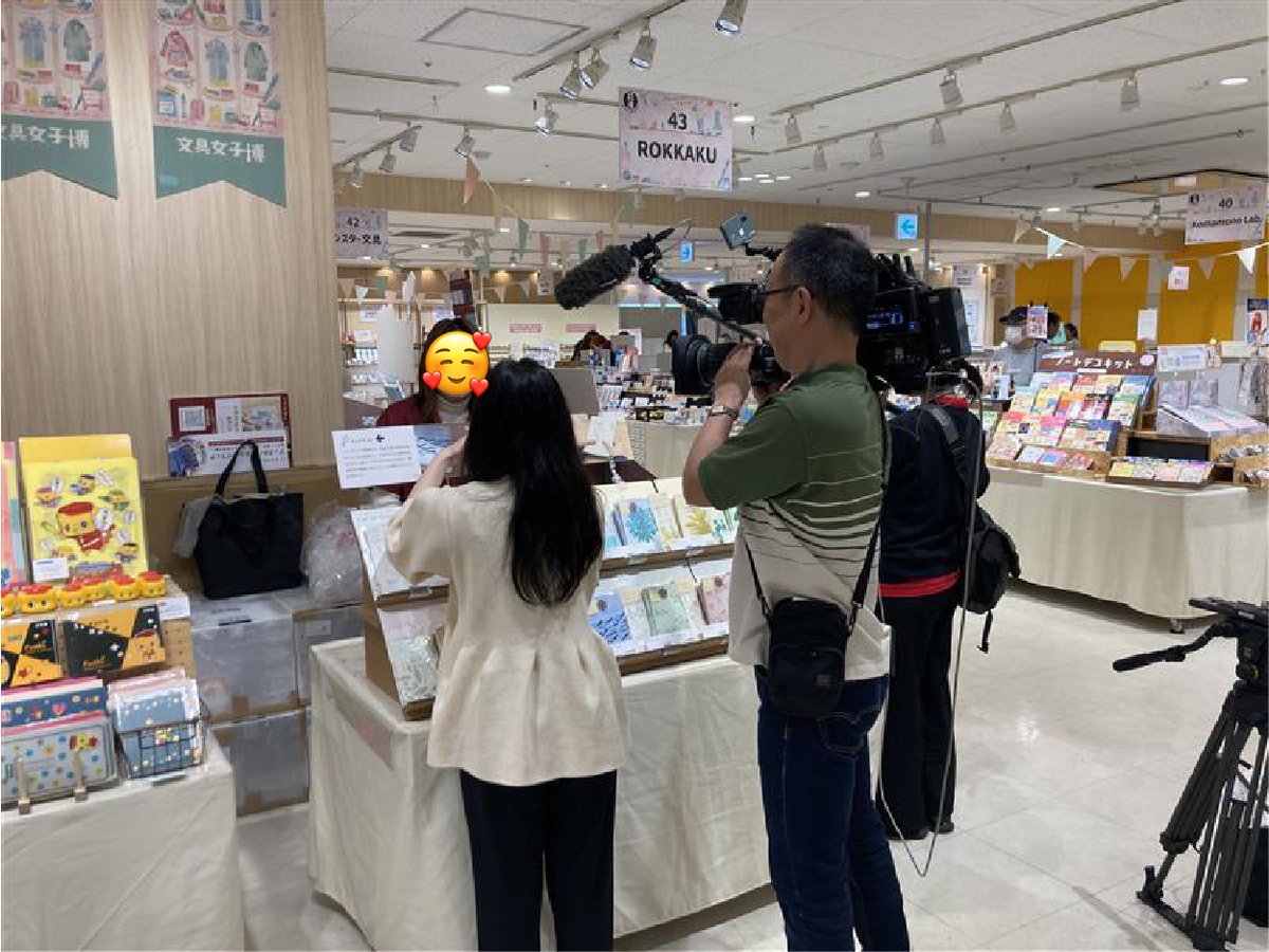 Futaba_product's tweet photo. ＼㊗️ROKKAKUついにTVデビュー🎉／

このたび、テレビ取材を受け
#文具女子博popupin博多 ROKKAKUブースを紹介していただきました📺✨

まさかテレビで紹介していただけるとは…！😳
スタッフ一同とても嬉しいです🙌✨

⬇️ぜひチェックしてみてください
https://t.co/GEUnX05Qbc https://t.co/WcSgWuP4Ja