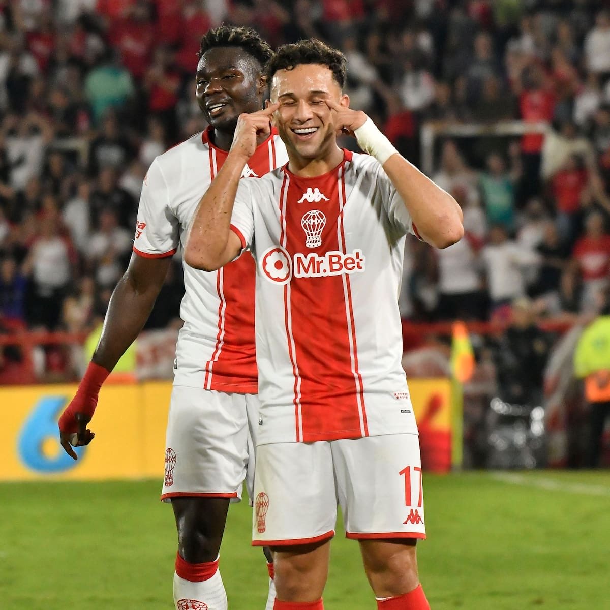 critiCAHdor🎈 tweet media