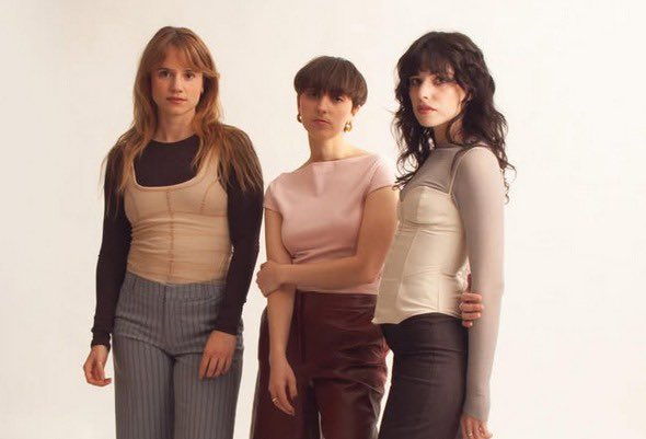 popistant's tweet photo. Feliz jueves!

Empezamos la mañana con “Teinta”, nuevo tema de las barcelonesas The Crab Apples y primer lanzamiento tras su EP de 2024.

Próximamente podréis verlas en Castellón (24/4), Cascante (9/5), Ferrol (23/5) y Sabadell (29/5).

👉🏻 https://t.co/jKK6NYQP7v

#canciondeldia https://t.co/LVZ3jSxkmV