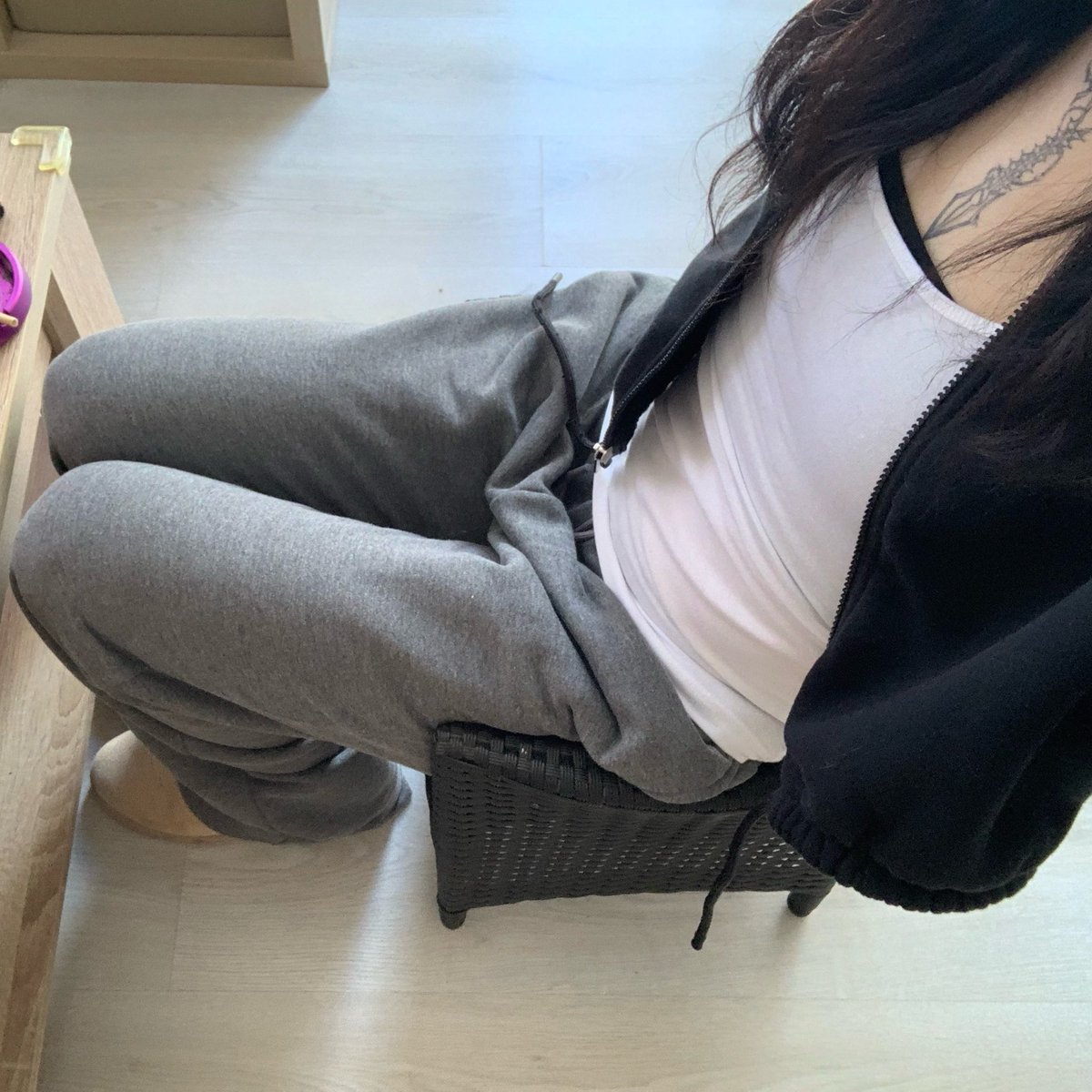 PAWlNCESS's tweet photo. my butt fits in this kiddie chair WOOOO https://t.co/6Xs20xMobk