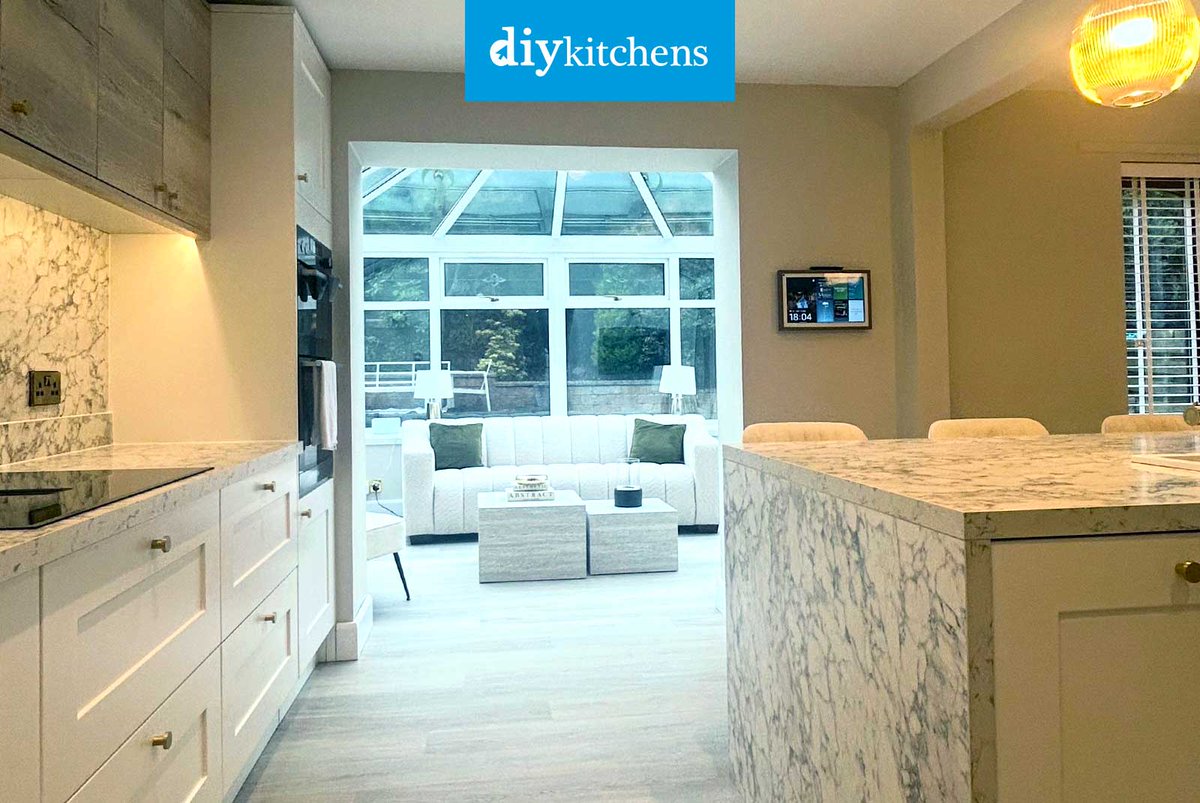 DIY_Kitchens's tweet image. 🌟 Lindsay &amp;amp; Marcus from Aberdeen shows us her completed Innova Stanbury White &amp;amp; Cento Halifax Oak Shaker #kitchen, supplied by DIY Kitchens (Ref:4339) - bit.ly/CustomerKitche…

Visit diy-kitchens.com to see how much you could save on your dream kitchen! 

#stanbury