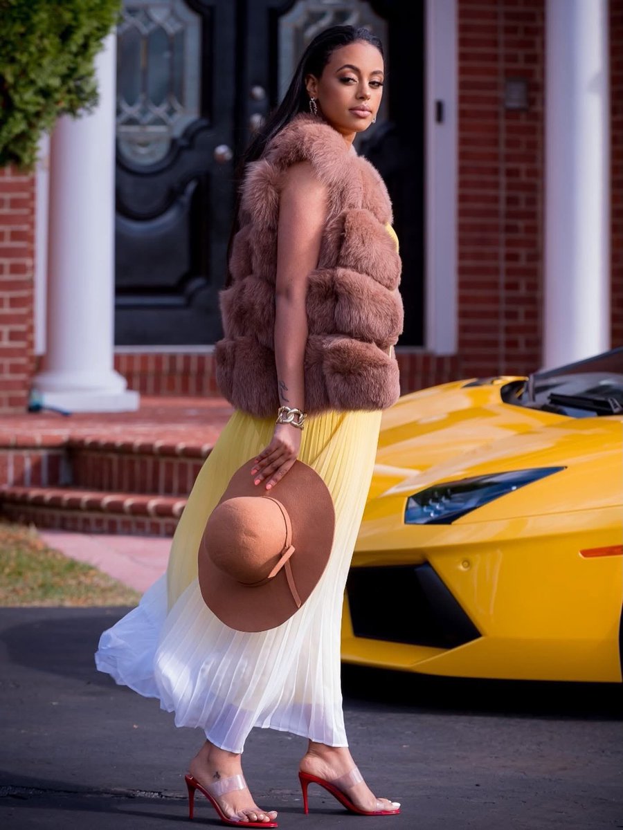 The Lamborghini that Panganai Javangwe used to parade as his, is still parked at the owner’s house after he was booted out from the house after divorce! Panga aitipa pressure nezvinhu zveVanhu ! 😂😂🤣🙌🏽