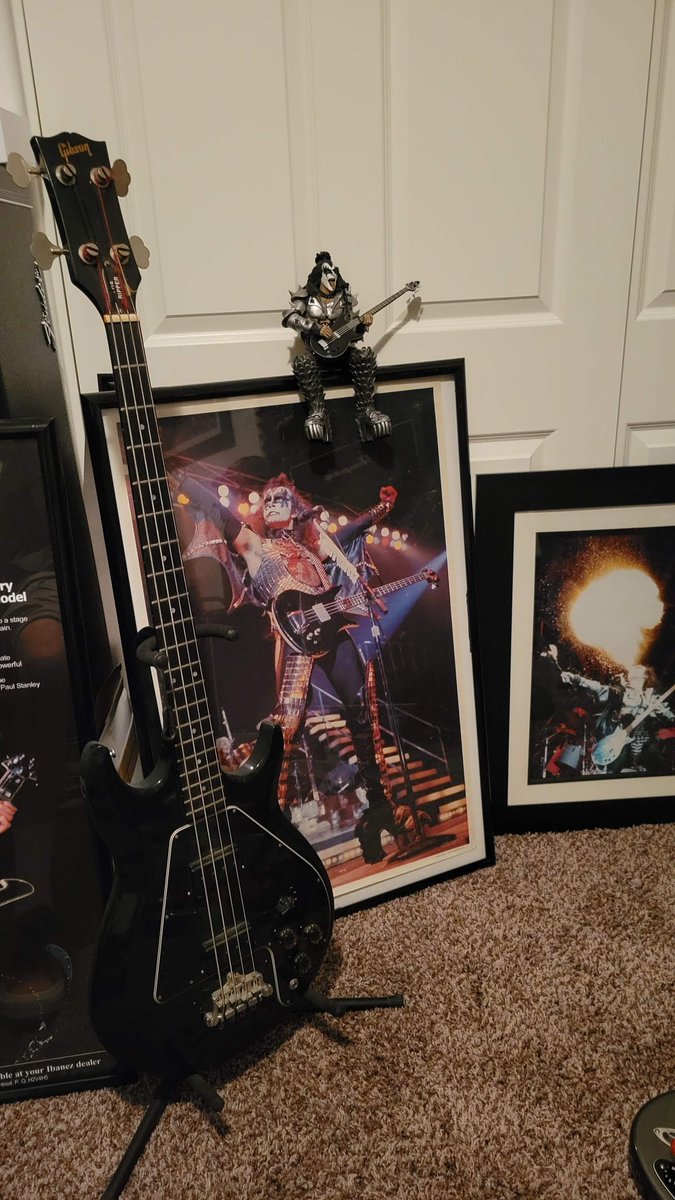 keithjamesharr3's tweet image. #WaybackWednesday #KISS
#GeneSimmons #McFarlaneToys
#TheDemon #GibsonRipperL9S
Happy Hump Day, #KISSArmy 🍻 
It's all downhill from here to Friday
Keep the fires burning. 🔥🤘😝 🔥