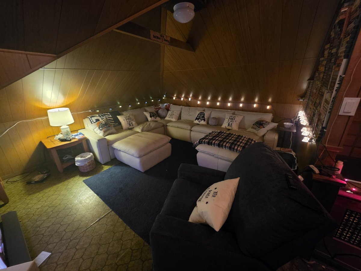 ArmstrongM84's tweet photo. The room is starting to feel like Arnold's bed room from Hey Arnold. We got the mini fridge, lights, a new AC  but still haven't got the signs up or the projector. #heyarnorld #hometheater https://t.co/ac5PXMIvtA