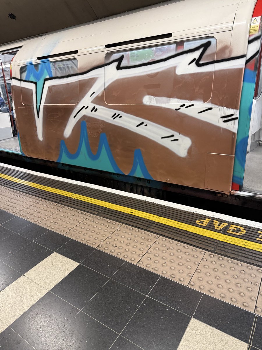 JoeBlog377719's tweet image. @tfl look at the state of this Bakerloo line train?!! This is second day in a row a graffitied train is running in operation. It looks horrendous. Appreciate taking out of service causes delay but are these being cleaned? 🤷‍♂️ #tfl #bakerloo