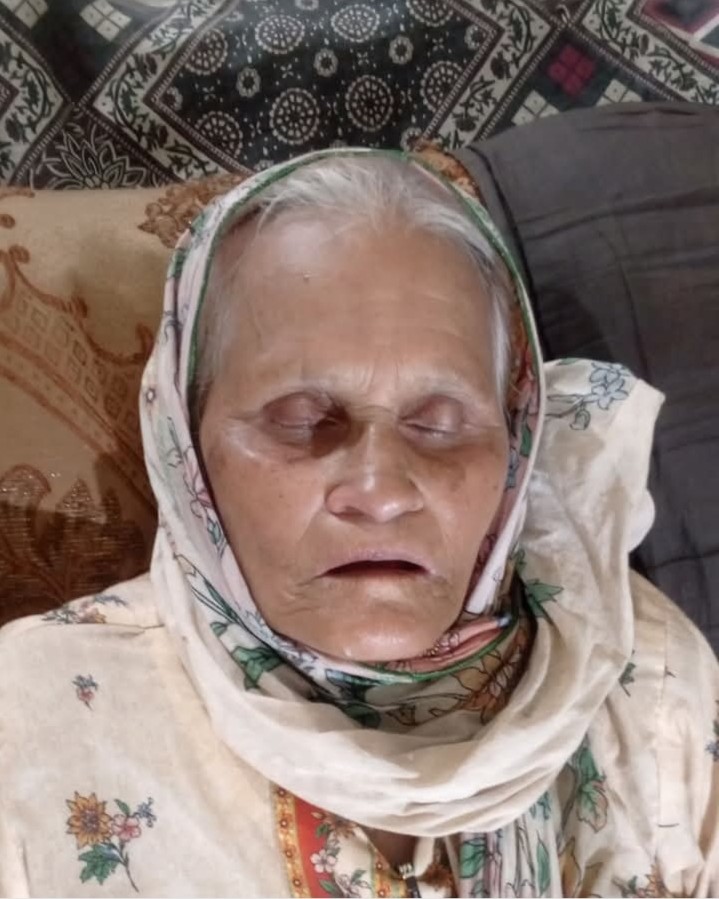 تلاش میں مدد کریں 
 بزرگ خاتون 
پنجاب کی لگ رہی ہے سبی ریلوے اسٹیشن پر نیم بے ہوشی حالت میں ملی برائے مہربانی سبی ریلوے پولیس کے ساتھ رابطہ کریں ۔
ذرائع