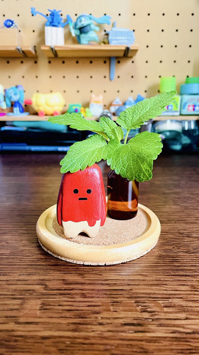 HiROGOODS_hfah's tweet photo. 家に植ってるレモンバームを少し分けてもらいました🌿
指で葉を擦るといいにほひがします🤌🍋

#HiROGOODS #粘土細工 #ハンドメイド https://t.co/8ttgXdF85W