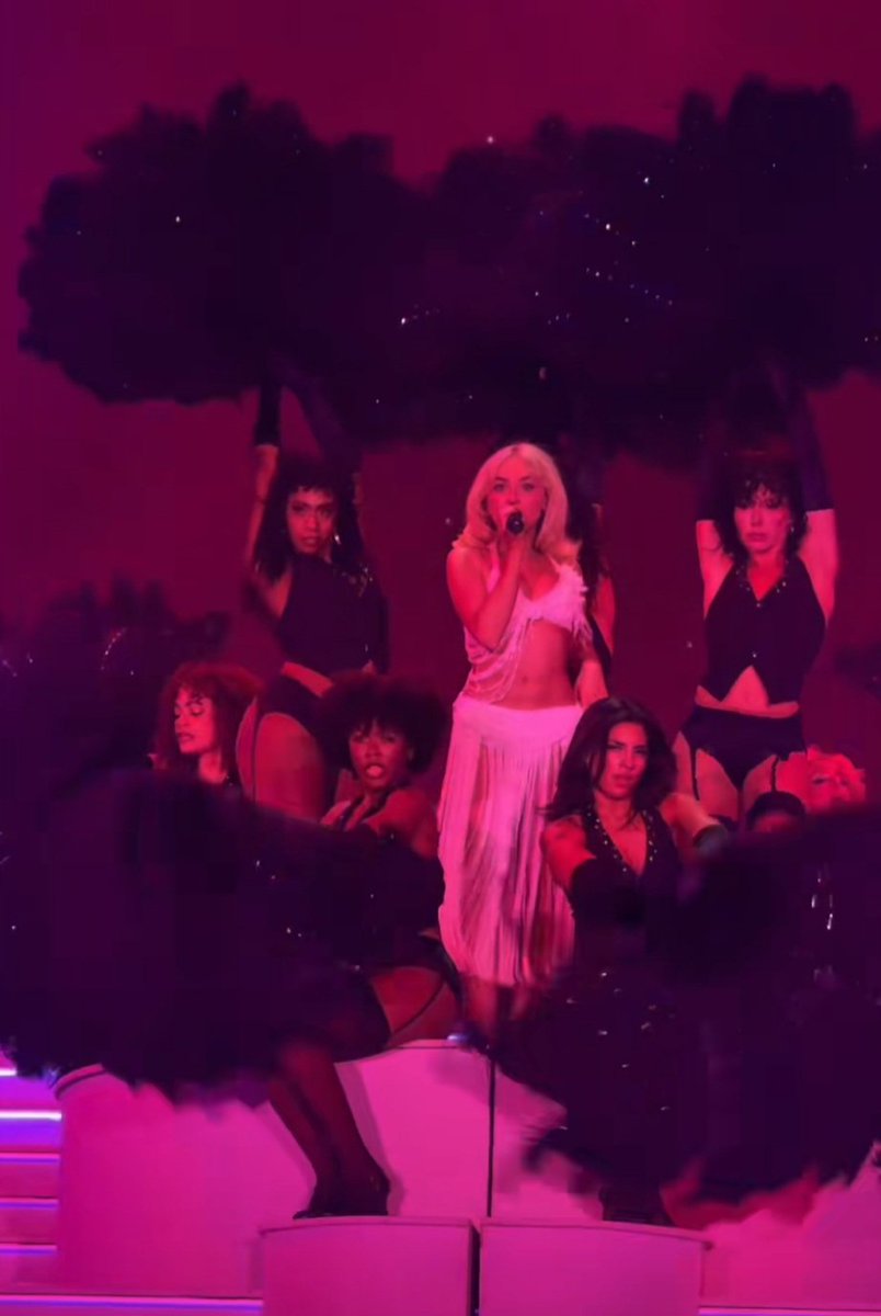 Shes a literal showgirl  #sabrinacarpenter #coachella