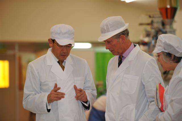 とある現場に伺ったときに壁に貼ってた写真見てびっくりした。食品製造の現場では専用の帽子の着用義務があります。海外VIPだとしてもルールは同じ。だけど、オーダーして持参されるもいらっしゃったそうな。すごいな。