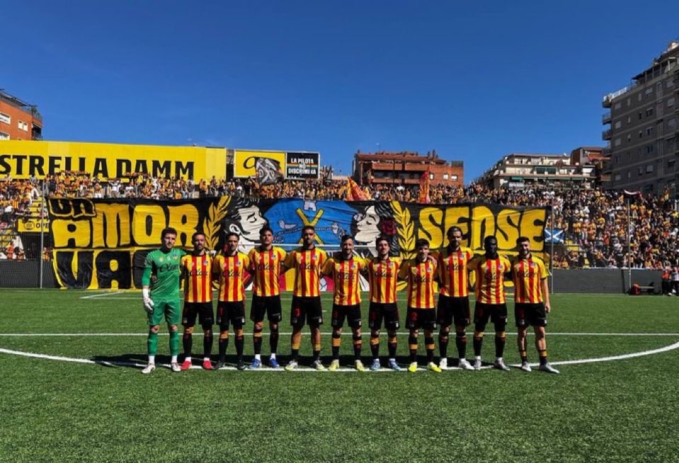 GradaBpro's tweet photo. La @uesantandreu llega a las 6️⃣5️⃣3️⃣1️⃣ entradas vendidas y cuelga el NO HAY ENTRADAS para el partido de este fin de semana que puede significar el ascenso de los de Sant Andreu.

Enorme respuesta de los suyos una vez más. La 1RFEF va a ganar mucho en las gradas con ellos. https://t.co/A61NKx7rpp