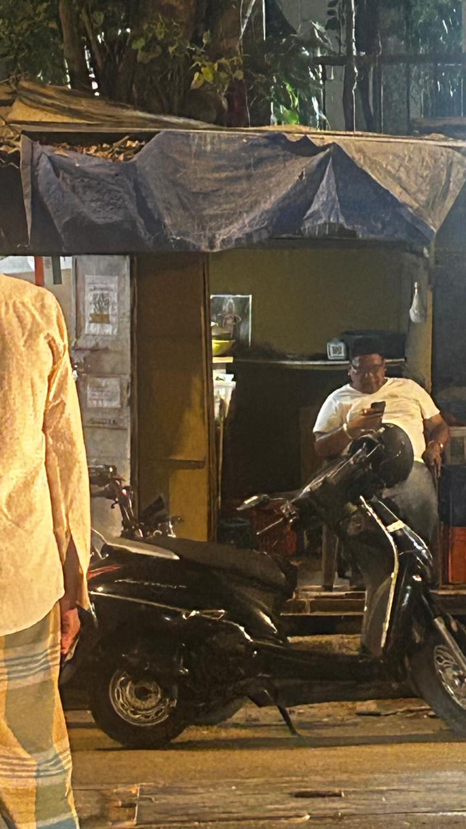 Jacob_circle's tweet photo. Y this illegal stalls r not removed @mybmcWardE @MumbaiPolice who is backing them ,plz remove all stalls as kids don't have foothpath to walk @Dev_Fadnavis @BJP4Mumbai @mieknathshinde  
Address :- outside Simplex mill gate,
K.k.marg saatrasta,near bislery office https://t.co/91Ub5WxZ4U