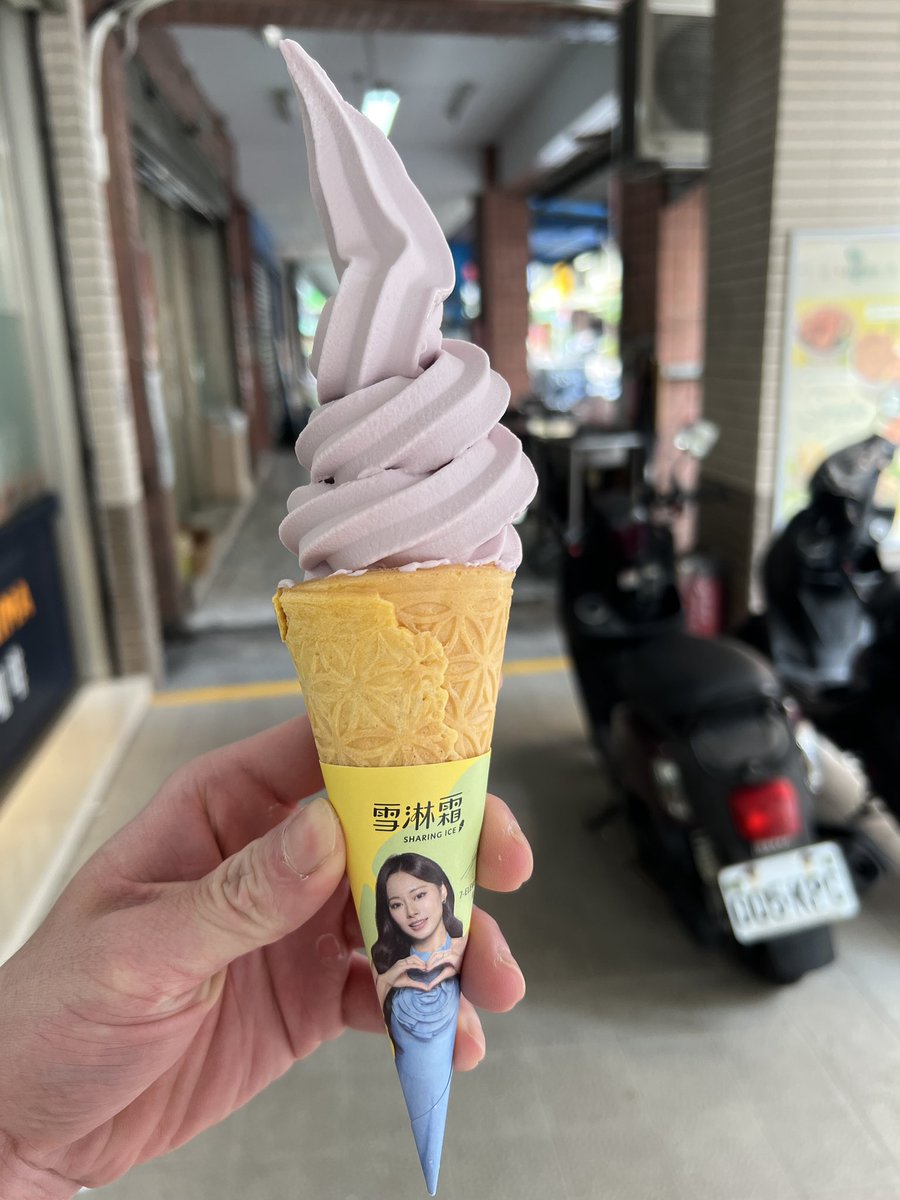 gn_grh's tweet photo. 運動完��根冰淇淋🍦
沒想到還拿到子瑜
小確幸😍 https://t.co/DSrrQQf6hI