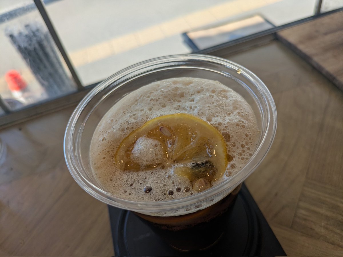 Fatman_s_Coffee's tweet photo. 本日もすすきので営業です！

本日より新商品「CafeCoke(カフェコーク)」登場です！

コーヒーとコーラ、ほんのちょっぴりのレモンシロップ
コーヒーの苦味、コーラのスパイス感…摩訶不思議なクセ強ドリンクです！

正直だいぶ好みが別れる味ですが店主のお気に入りなのでリリースします！！ https://t.co/cqftVkmPPZ