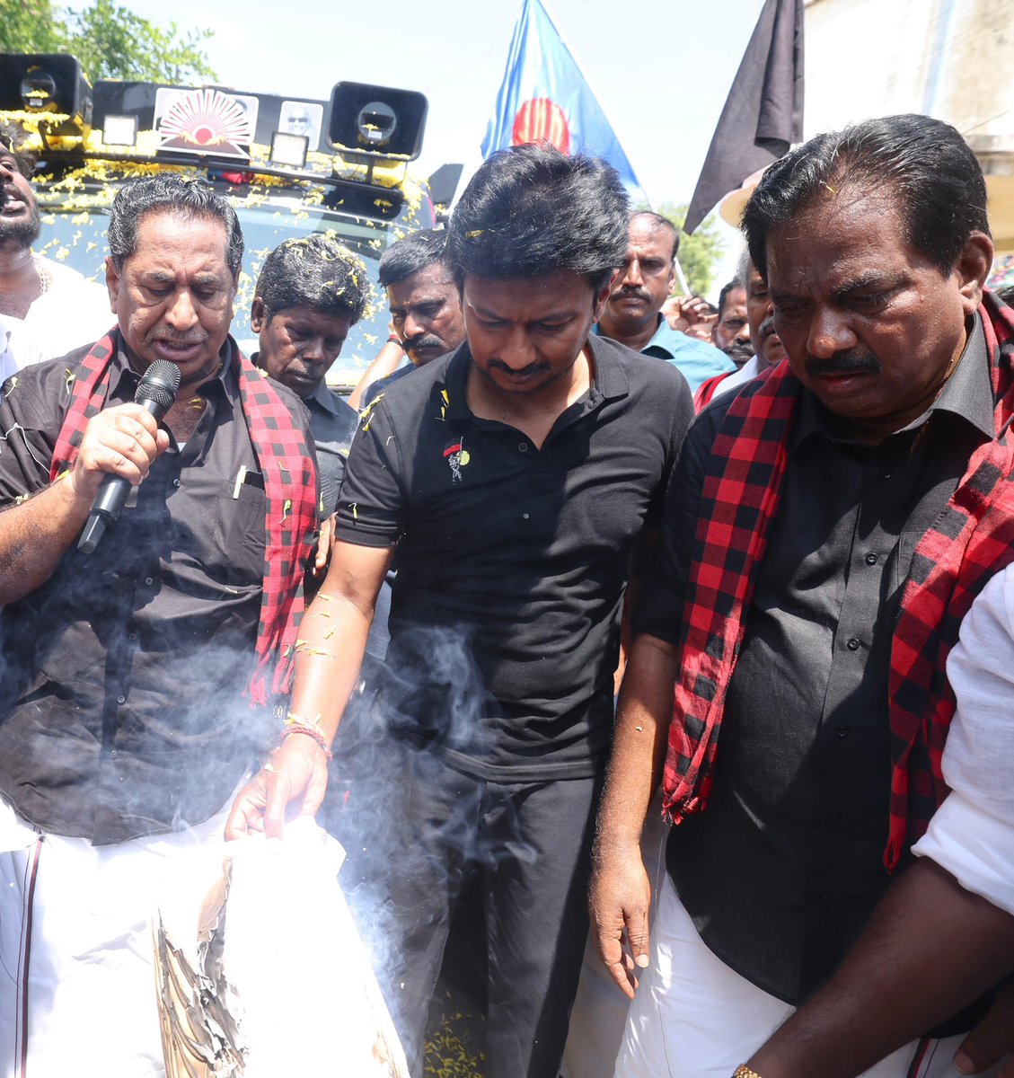 Udhaystalin's tweet photo. தமிழ்நாட்டைத் தொடர்ந்து வஞ்சிக்கும் ஒன்றிய பா.ஜ.க அரசு நம் அரசியல் பிரதிநிதித்துவத்தின் ஆணிவேரையே அறுக்க தூக்கியிருக்கும் ஆயுதம்தான் #Delimitation. 

'தென்மாநிலங்களின் நாடாளுமன்றப் பிரதிநிதித்துவத்தைக் குறைத்துவிடுவோம். சில வட இந்திய மாநிலங்களின் துணைகொண்டு, தான் நினைத்ததையெல்லாம் நிறைவேற்றிவிடலாம்' என்று நினைக்கிறது பா.ஜ.க. இந்த சூழ்ச்சியை முறியடிக்க கழகத்தலைவர் அவர்கள் ஆணையின் பெயரில் மதுரையில் மசோதா நகலை எரித்து நம் எதிர்ப்பைக் காட்டினோம்.

சுயமரியாதைக்குப் பெயர்பெற்ற தமிழ்நாட்டு மண் ஒருநாளும் பா.ஜ.க.வின் ஆணவத் திமிருக்கு அடிபணியாது! 

கழகத் தலைவர் மாண்புமிகு முதலமைச்சர் @mkstalin அவர்கள் பற்ற வைத்த உரிமைத் தீ இந்தியாவெங்கும் பரவட்டும்! 

தமிழ்நாடு போராடும்! 
தமிழ்நாடு வெல்லும்!

#SayNoToNDA  #DMK4TN