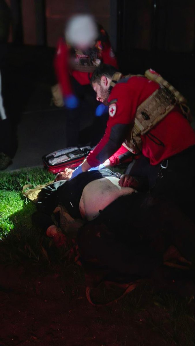 RedCrossUkraine's tweet image. ⚡️Ukrainian Red Cross #EmergencyResponse teams worked overnight in #Kyiv following a Russian strike, supporting affected residents and assisting emergency services. 4 people, including a child, were killed and 48 injured. Damage was reported across multiple districts. #NotATarget