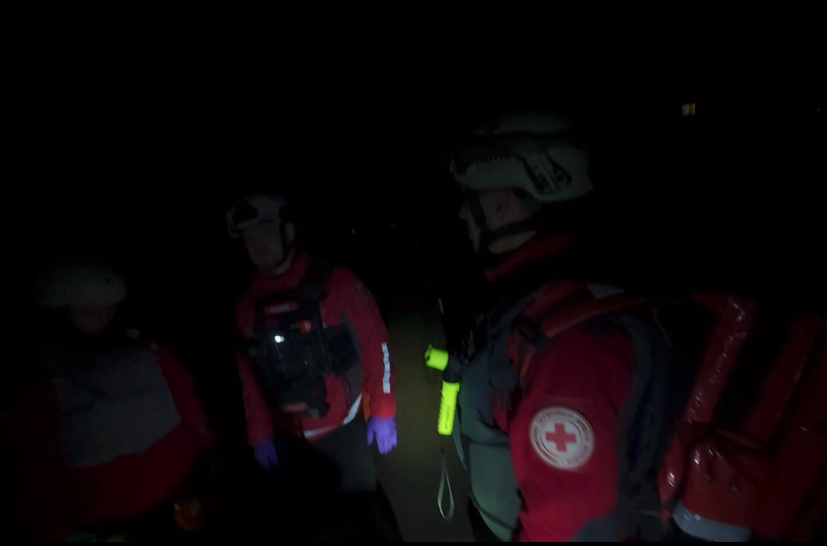 RedCrossUkraine's tweet image. ⚡️Ukrainian Red Cross #EmergencyResponse teams worked overnight in #Kyiv following a Russian strike, supporting affected residents and assisting emergency services. 4 people, including a child, were killed and 48 injured. Damage was reported across multiple districts. #NotATarget