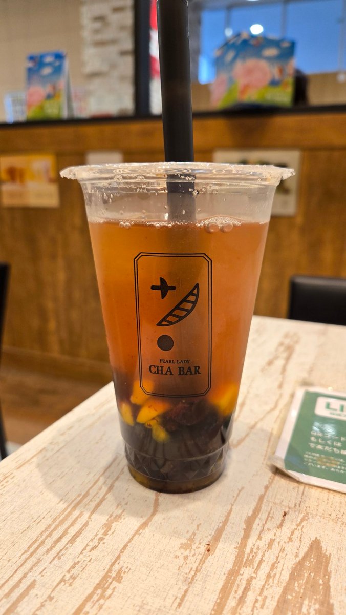 烏龍茶にマンゴーとブルーベリーとタピオカ入りの氷少なめ無糖