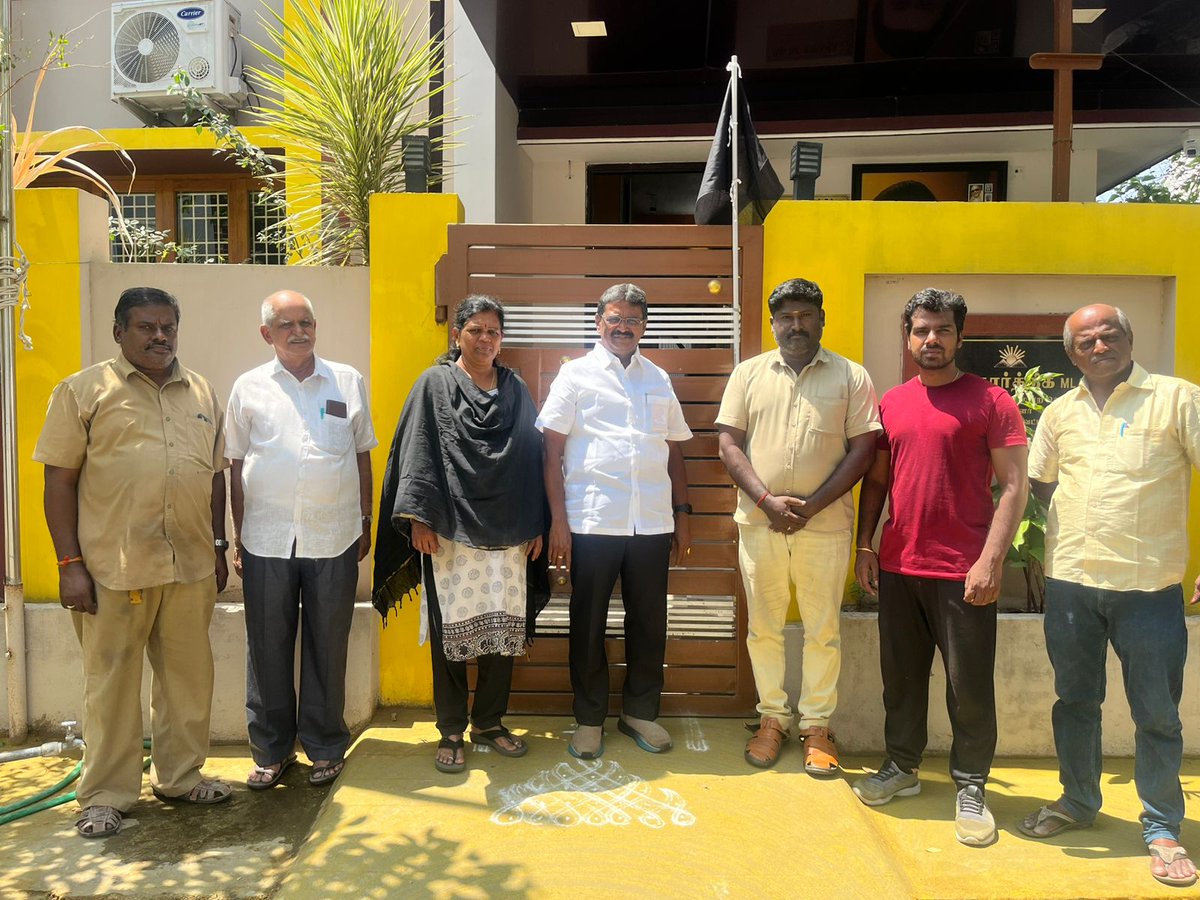 izhamselvi's tweet photo. கழகத் தலைவர் மாண்புமிகு. தமிழ்நாடு முதலமைச்சர் அவர்கள் ஆணைக்கிணங்க,

இன்று,16.04.2026, 

பீளமேடு அண்ணா நகர்,
 இல்லத்தில்,

நா.கார்த்திக் ex.எம்எல்ஏ.,அவர்கள் கறுப்புக்கொடி ஏற்றினார்.

உடன் கோவை மாநகராட்சி கிழக்கு மண்டலத் தலைவர் இலக்குமி இளஞ்செல்வி கார்த்திக் https://t.co/BTDPf96HcL