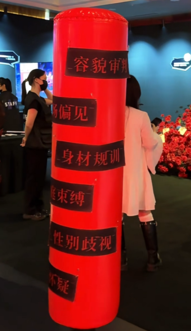 RavenswoodWood's tweet photo. appearance policing❌ 
workplace bias❌ 
body standards,❌
family pressure❌
gender discrimination❌
self-doubt❌
All these labels slapped onto a punching bag so anyone can step up and beat the hell out of them👊 https://t.co/Xifdh5MdsE