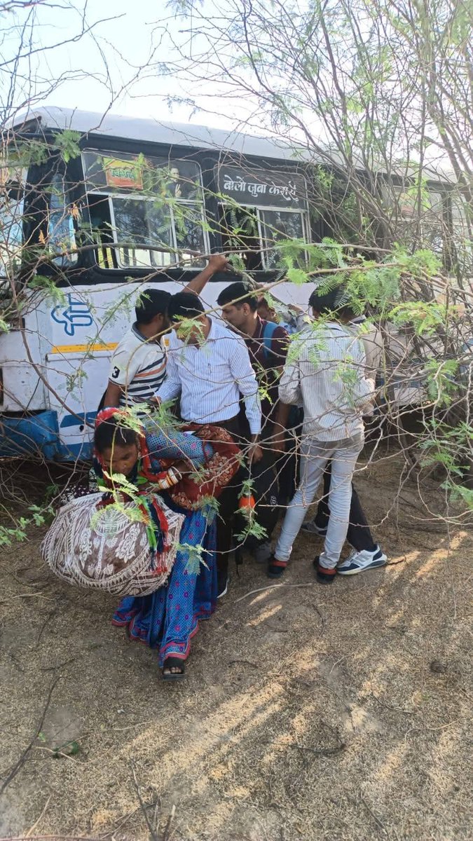 Jagoo4747's tweet photo. पुलिस का जाबाज सिपाही जेठा राम चालक कानिस्टेबल जो बस की केबिन में बैठा था जैसे ही बस अनियत्रित हुई उसी समय बस का चालक ड्राइवर सीट से नीचे गिर गया , उसी दौरान कानिस्टेबल द्वारा सूझ बूझ व वीरता का परिचय देकर बस का स्टीयरिंग पकड़ा तथा बस को रोड के पास बड़ी खाई से बचाई https://t.co/WzJZPweYKn