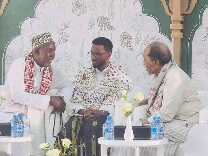 naja24352004's tweet image. HSM’s son-in-law Adam Rooble now running SNA Logistics? Nepotism on steroids while the army starves. CBB called it...family first, Somalia last. 

#CBB #NN #SomaliaFirst #Farmaajo2026 🇸🇴
CC:@YabarowMedia