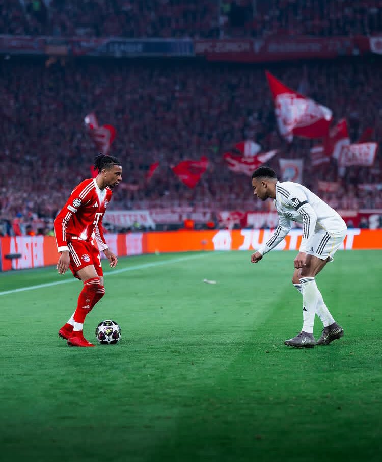 _MOIQ's tweet photo. Semi’s ✈️🌚@FCBayern https://t.co/fXNAqCzEGA