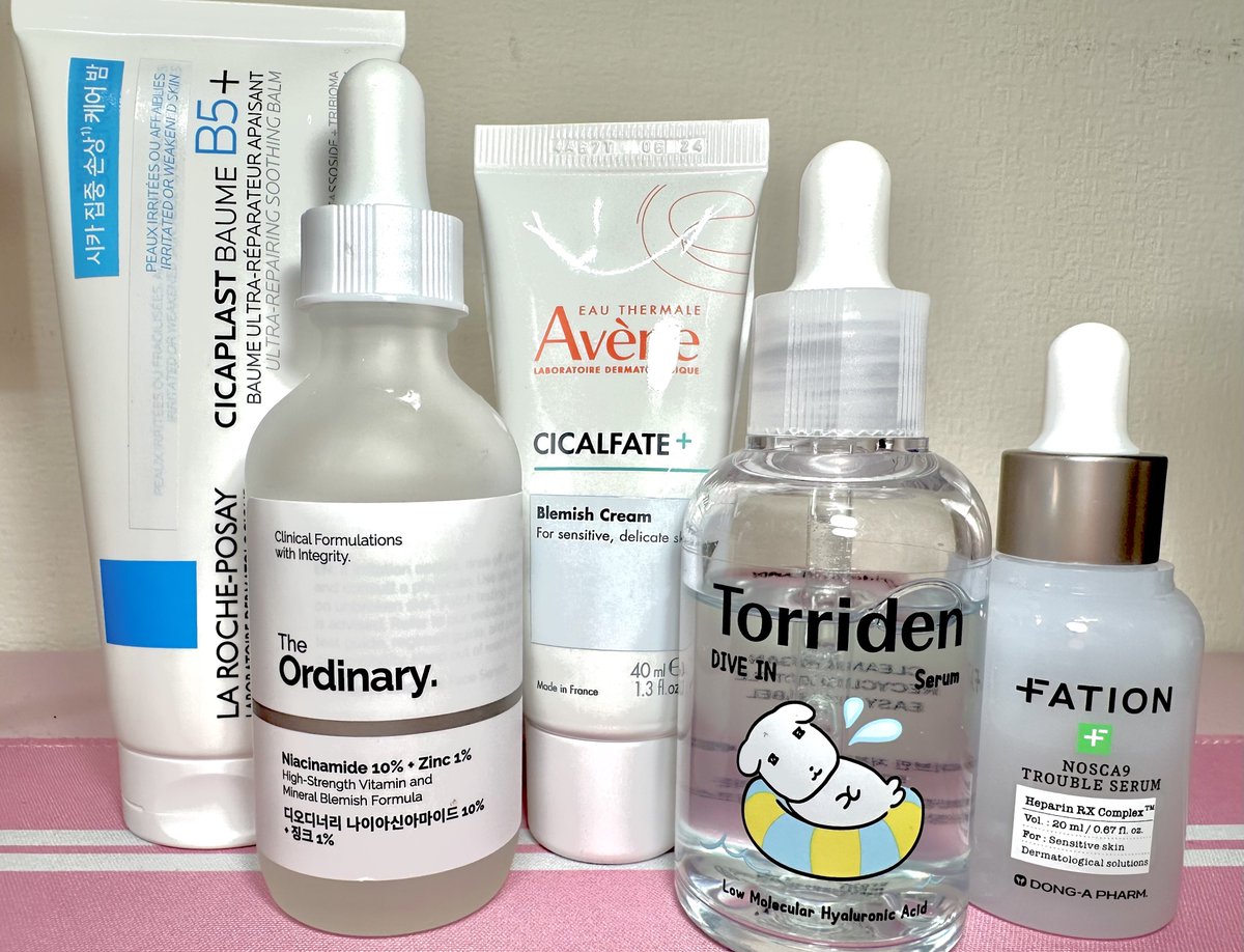 스킨케어 제품으로 잘쓰는 것들 모아봤어요🩵
저는 🍀악건성🍀이라 여름에도 수분크림을 꼭꼭 바르고 자야해요! 참고해서 봐주세요!
왼쪽에서부터

📍라로슈포제 시카블러스트 밤 B+
극건성에게 구원과도 같은 제품! 꾸덕한 제형이 수분을 꼭 잡아줘요. 자기전에 바르고 자면 다음날도 얼굴이 촉촉✨