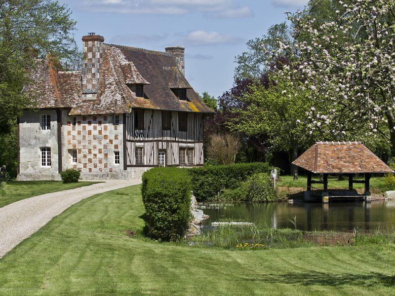 ThereseBaillard's tweet image. Le #Manoir du Champ Versant du XVIème siècle est situé dans le #Calvados en #Normandie avec son lavoir. A l'origine le lavoir était public et servait à rincer le linge, lavé au préalable dans chaque famille, car il fallait beaucoup d'eau bien claire pour le rincer.