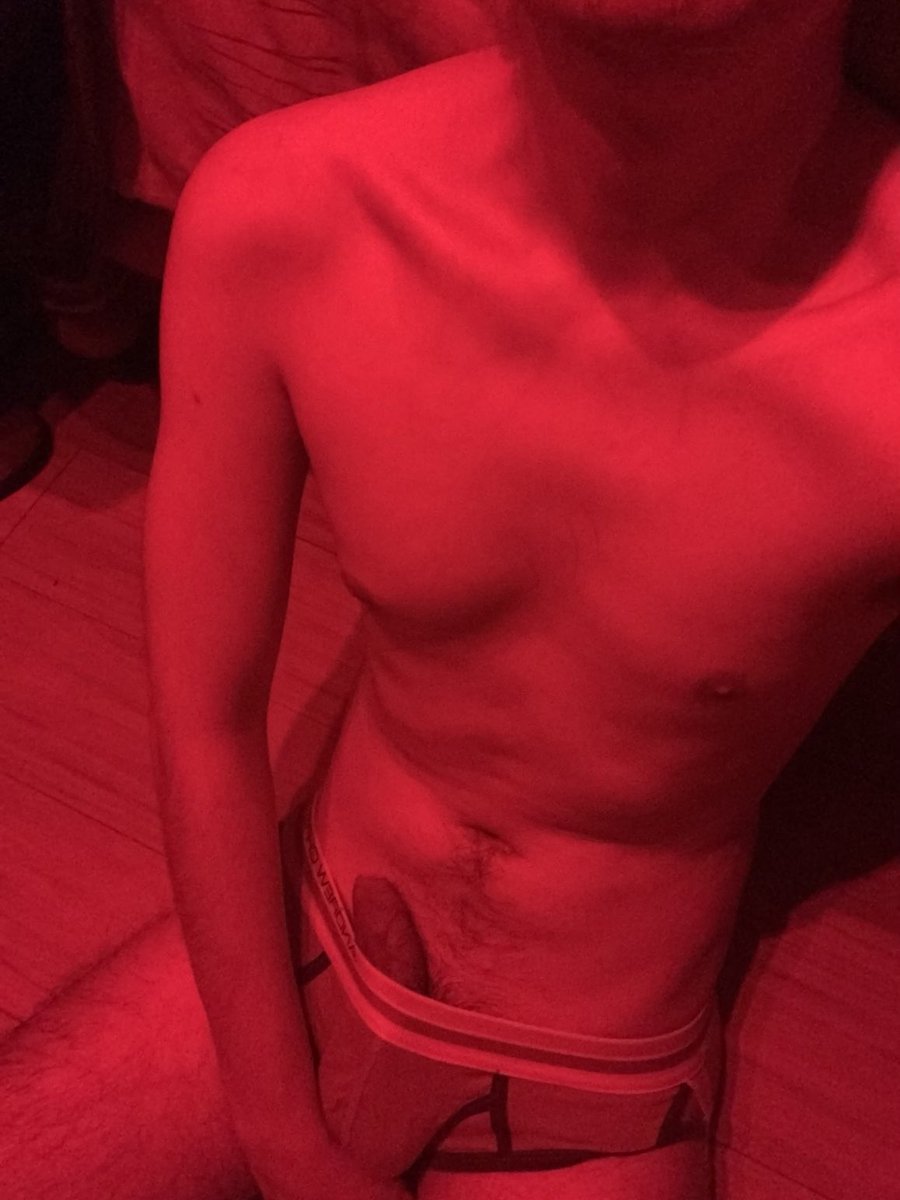 Twinkisuit's tweet image. Vibes de medianoche. 🔴🌑 A veces el silencio dice más que las palabras.

#MidnightVibes #NoirAesthetic #RedAura