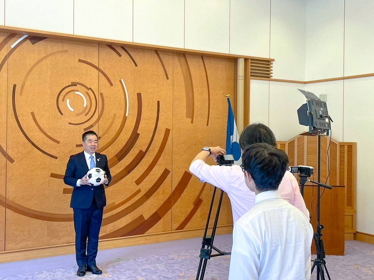 shakehands_ofc's tweet photo. この度、草津青年会議所（草津JC）様の周年記念動画の制作をご依頼いただき、三日月大造滋賀県知事のメッセージ動画の撮影を当事業所（Shake Hands）が担当いたしました。

滋賀県を代表する知事の撮影という大変光栄な機会をいただき、当事業所のクリエイターが現場を担当し、無事に撮影を終えることができました📸✨

歴史ある草津青年会議所様の節目を飾る大切な動画制作に携わらせていただき、大きな自信と励みになりました。 🙌

これからも、クリエイティブな仕事を通じて地域社会に貢献できるよう、一層努力してまいります。 😊